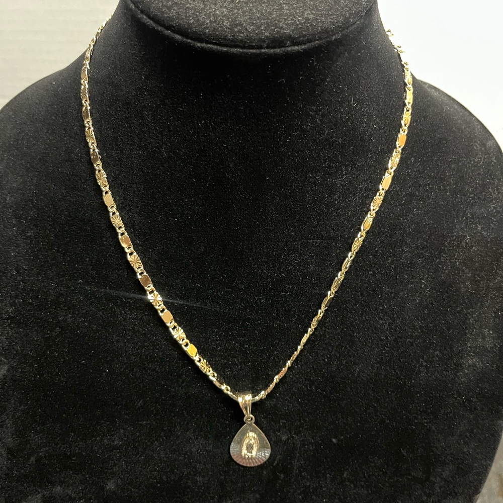 New Laminated gold chain with 24” image of the Virgin of Gudalupe - Picture 5 of 8